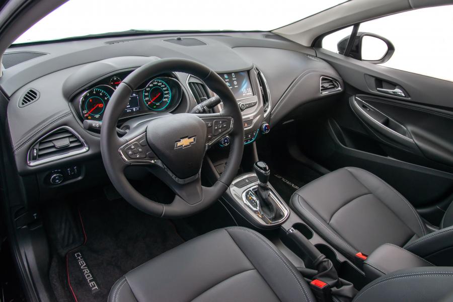 Интерьер Chevrolet Cruze LT Black Bow Tie 2018 года  (LA) (фото 3 из 4)
